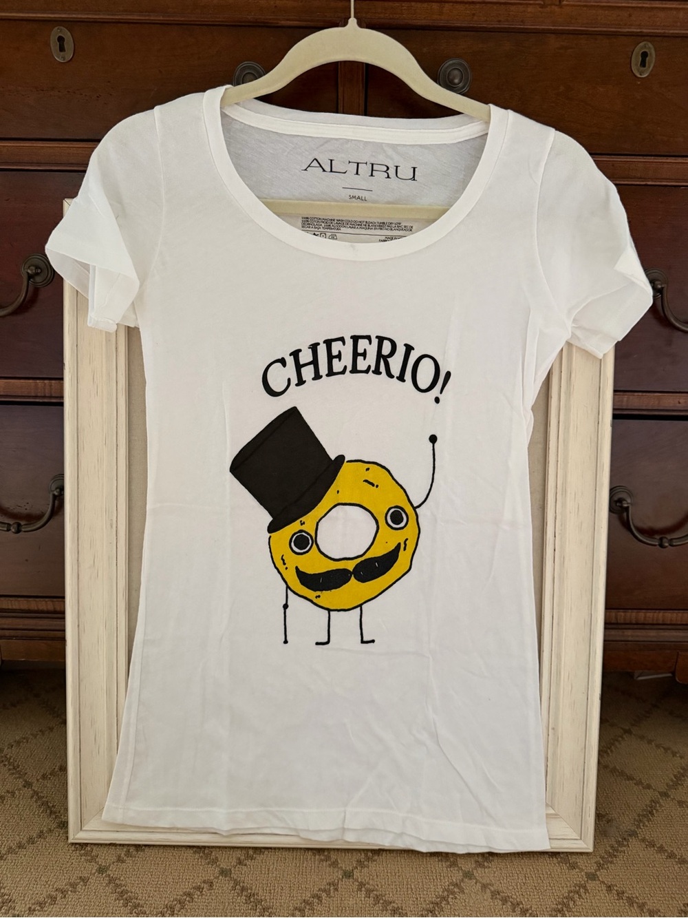 Altru white graphic shirt sleeve T-shirt “Cheerio” NWOT S
